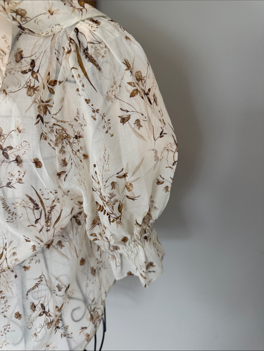 Women's Cream Floral Ruffle V-Neck Blouse, XS, NWT - Picture 9 of 9